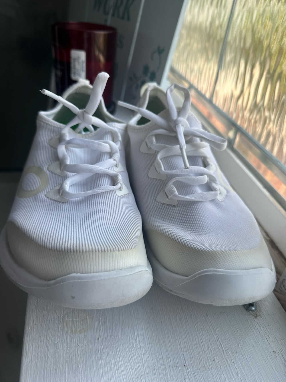 Oofos OMG White Recovery Slip-On Sneakers size 39/8 US